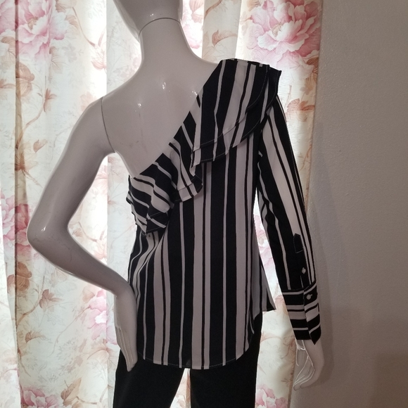 💕Banana Republic One Shoulder Ruffled Top💕 - Picture 4 of 8